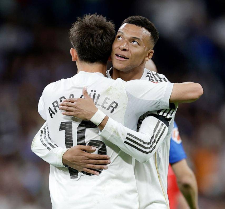 足坛一夜动态：国米3-2科莫冲双冠王，切尔西0-3造百年耻辱纪录